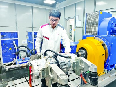 中玉束哈  用自研技术，驱动新能源汽车加速跑讲述人：中国一汽研发总院电机电驱动开发部高级主任 王斯博