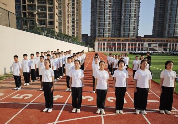 悦配资 七年级新生入学五天，学校放大招，孩子蜕变得太快！