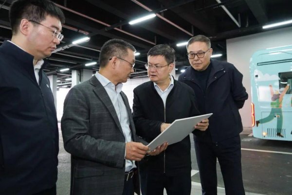 国鸣投资 青浦巡查进博会；印度寺庙踩踏事故；美国人谈中美贸易；郑丽文任国民党主席 | 11月02日要闻日报